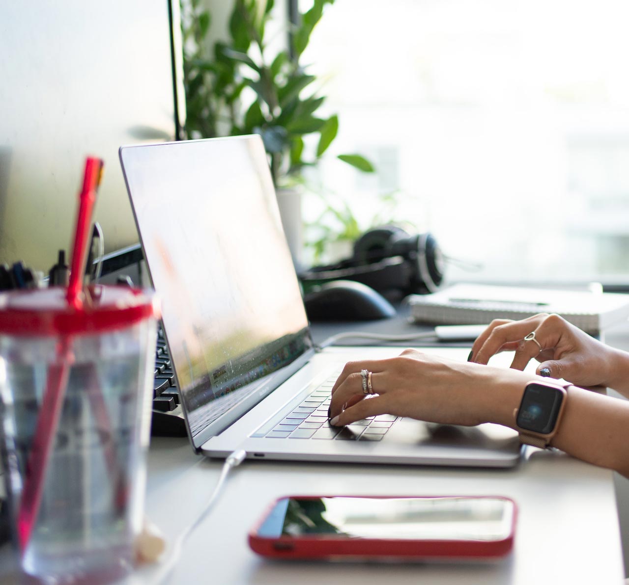 正在處理的筆記本電腦的視圖。